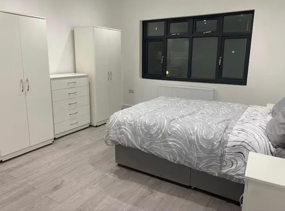 2 bed Sunny London Apartment - Sleeps 4 & Parking