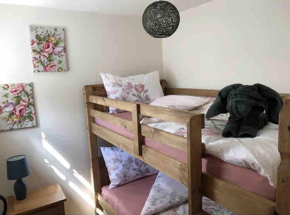 2 Bed Cottage - Sleeps 4 - Parking - Wifi view 5