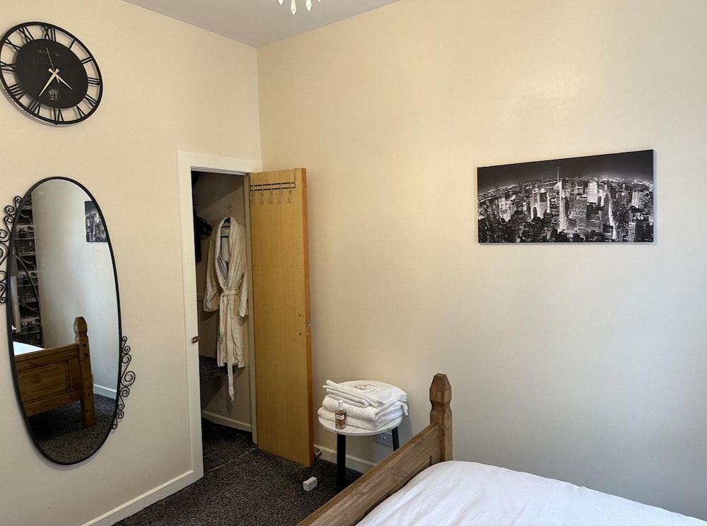Central Glasgow Apt - Sleeps 2 & Freeparking view 4
