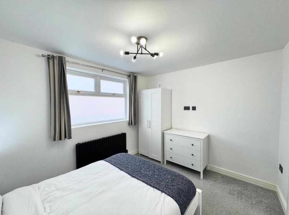 4 Guests - 2 Bedrooms - Parking - 9min City Centre