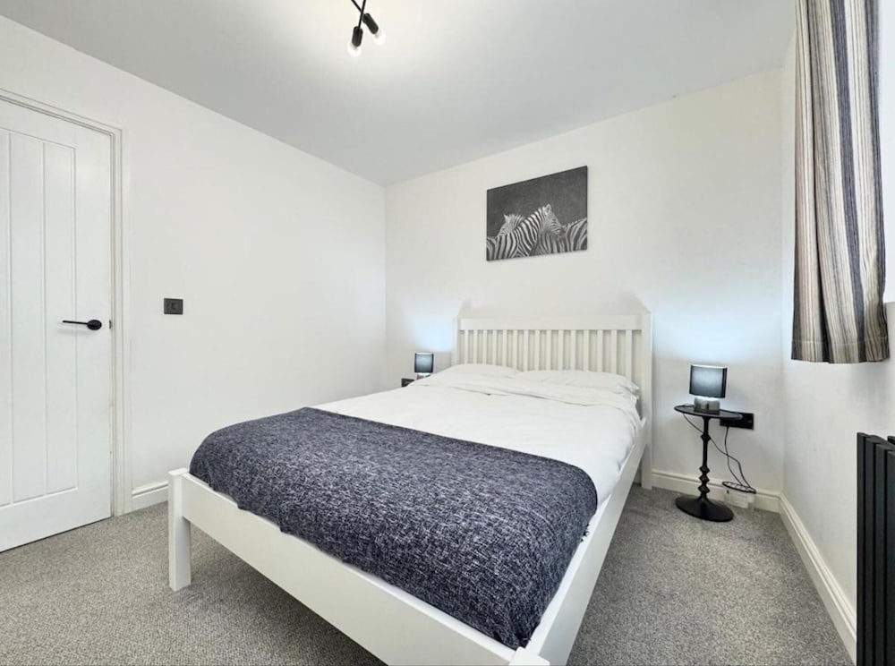 4 Guests - 2 Bedrooms - Parking - 9min City Centre