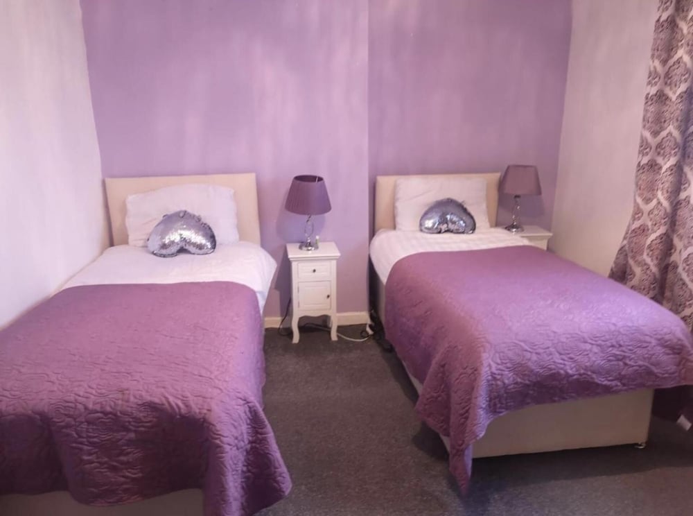 Self Contained 2 Bedrooms House Free Parking view 3