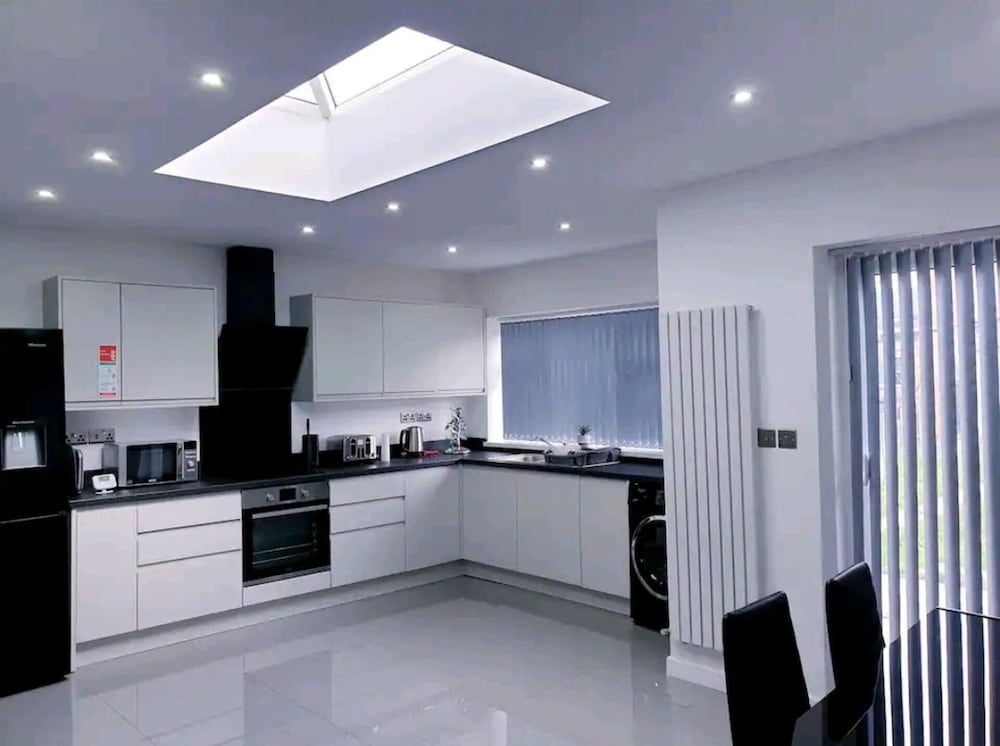 Beautiful 3-bed House in Birmingham view 2
