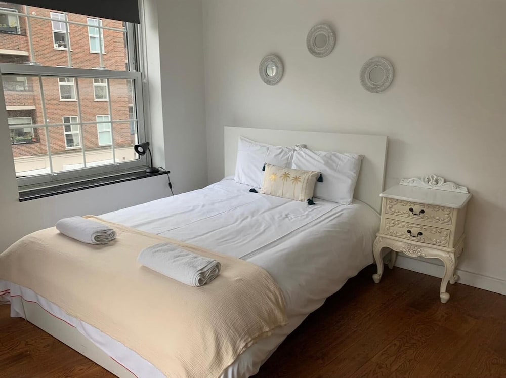 4 Bed Flat - Sleeps 10 - Pets - Parking