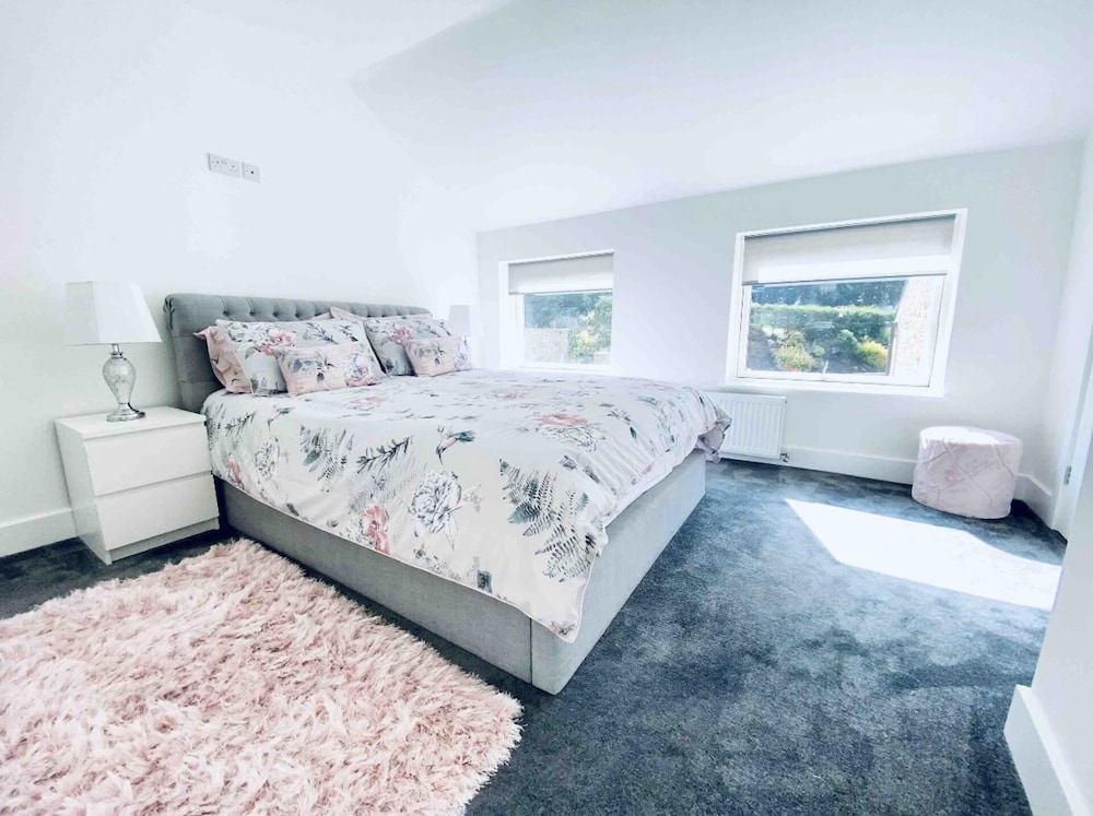 Exclusive 4-bed House 10 Minutes From Newcastle view 3