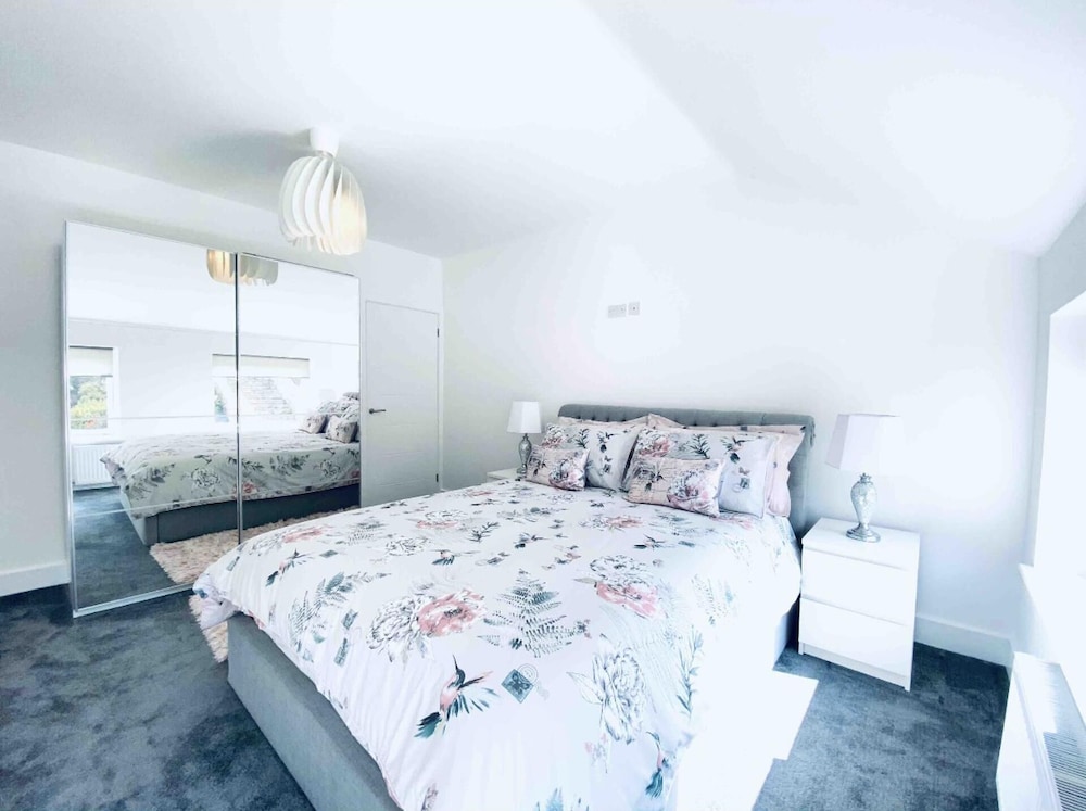 Exclusive 4-bed House 10 Minutes From Newcastle view 5