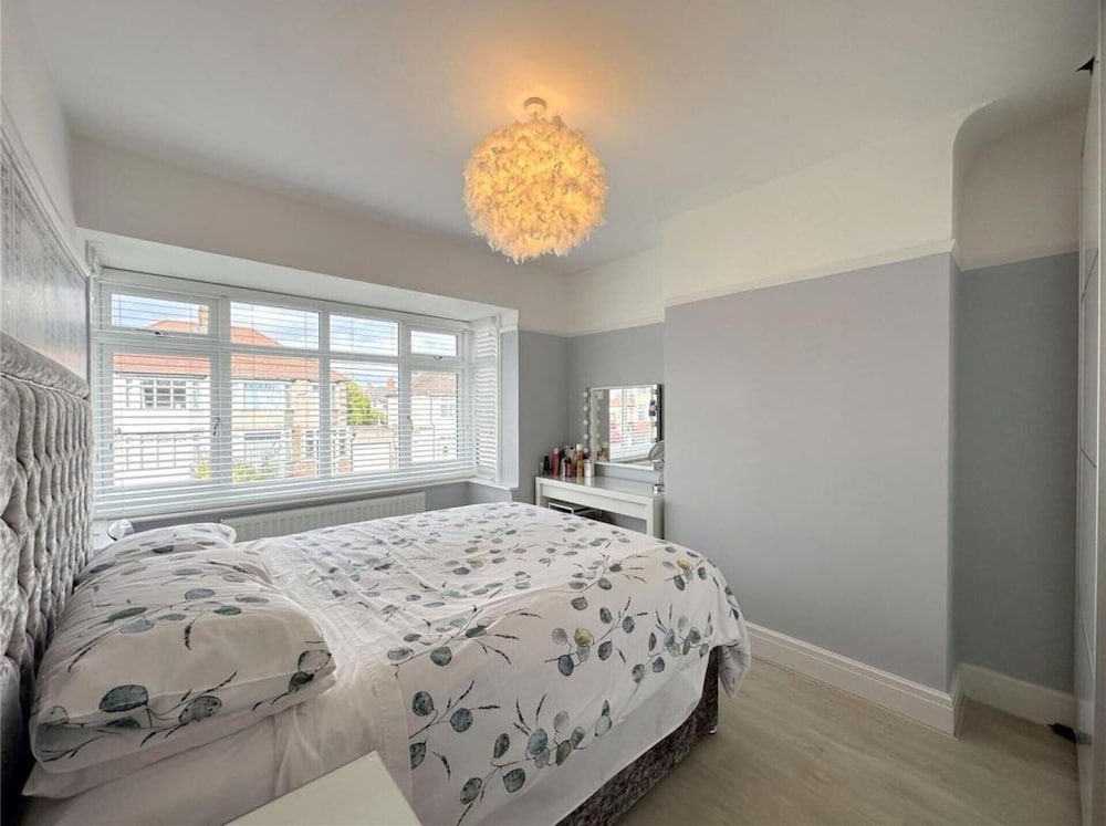 Impeccable 4-bed House in Liverpool view 5