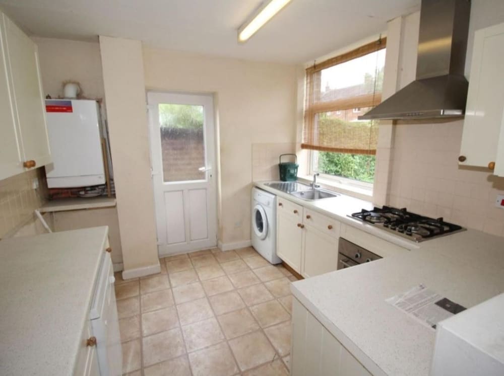 Inviting 5-bed House in Stockport Bramhall view 4