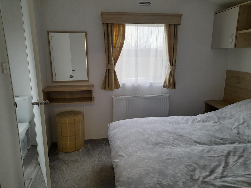 12A Beautiful Lodge Home For Hire 2 Bedrooms view 3