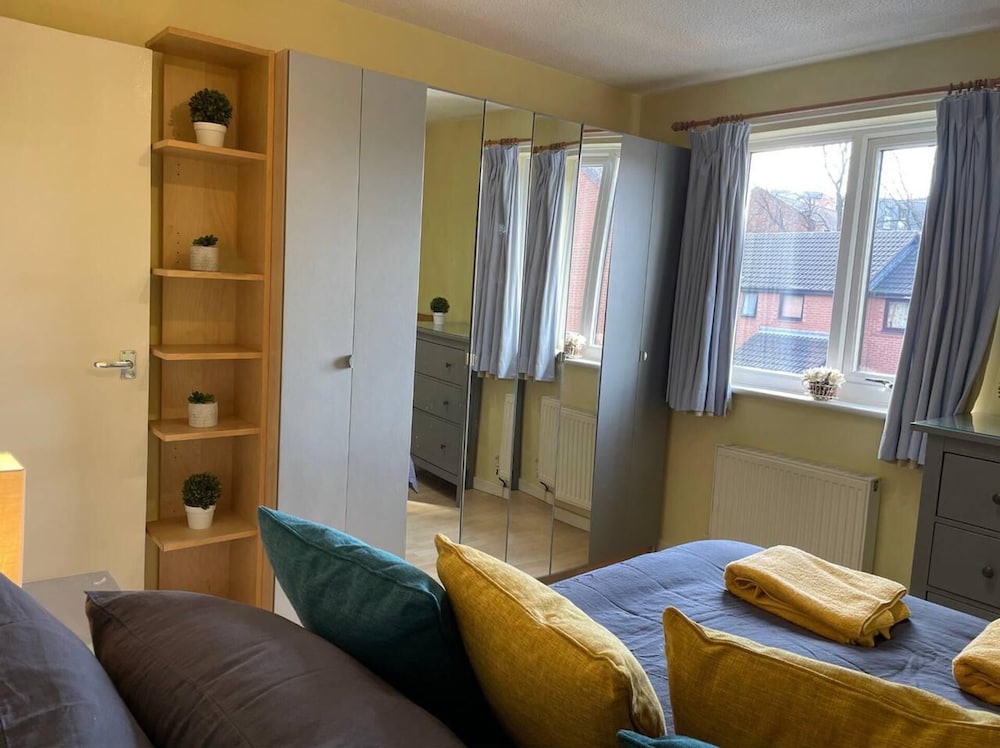 Ideal for Contractors & Families by Hnfc Stays view 3