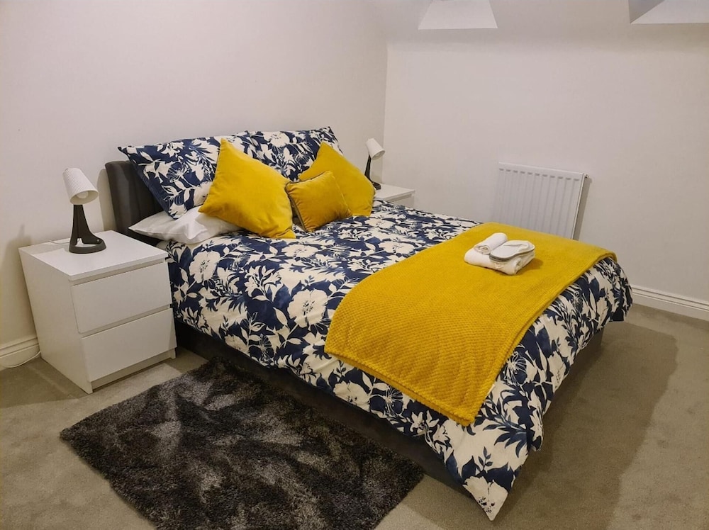 Stunning 3-bed House in Wolverhampton view 3