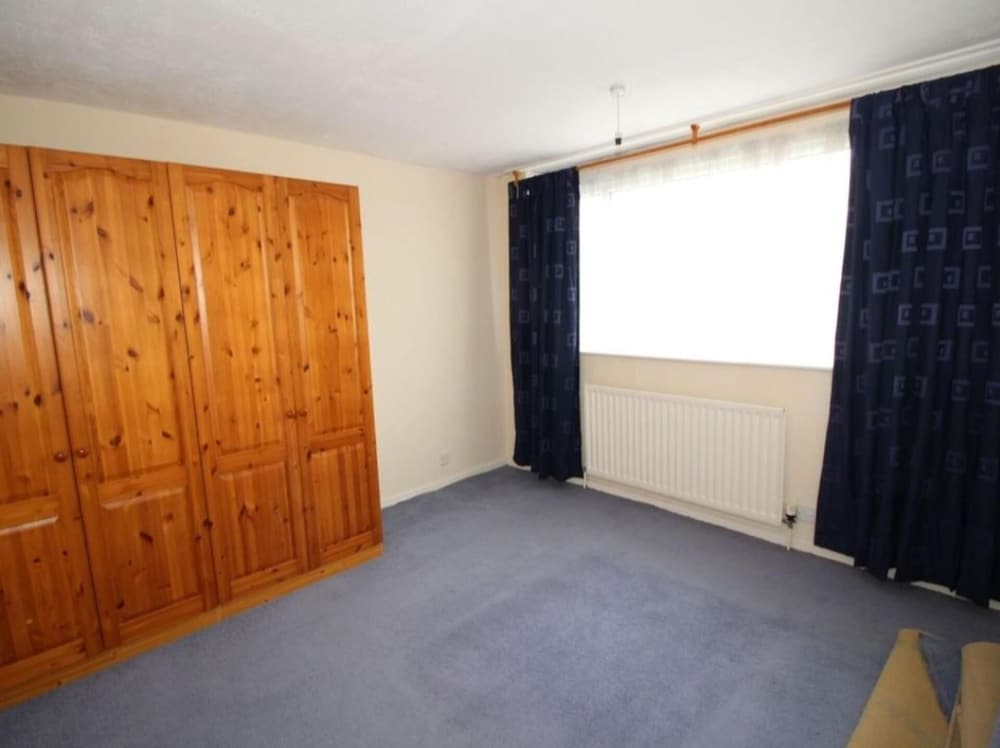 Inviting 5-bed House in Stockport Bramhall view 3