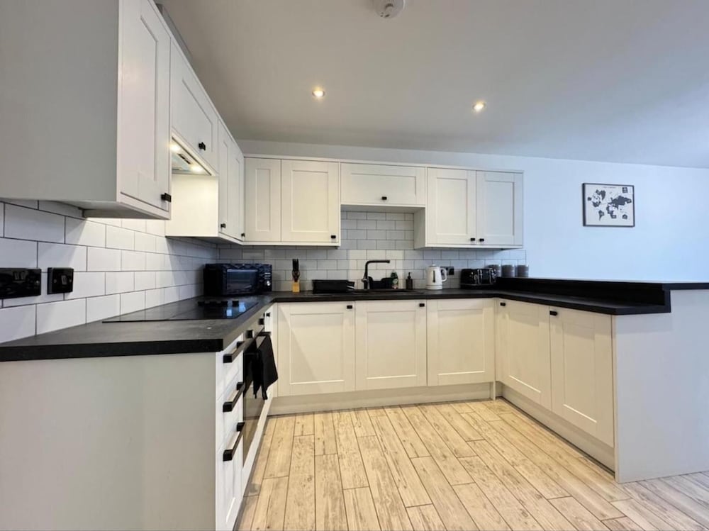 4 Guests - 2 Bedrooms - Parking - 9min City Centre