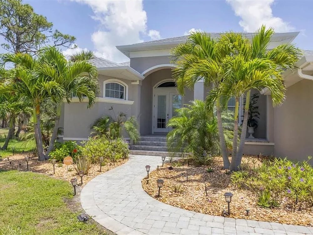 The Sanctuary - Private Pool+spa Vacation Home - Only 5 Minutes To The Gulf Coast! 3 Bedroom Home