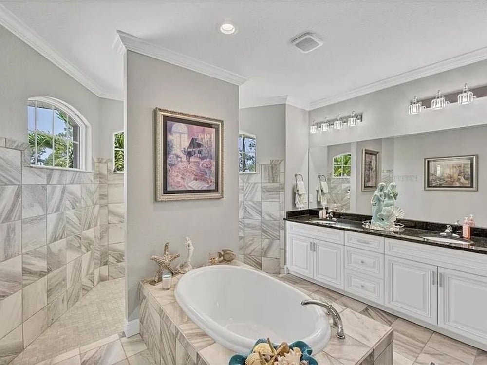 The Sanctuary - Private Pool+spa Vacation Home - Only 5 Minutes To The Gulf Coast! 3 Bedroom Home