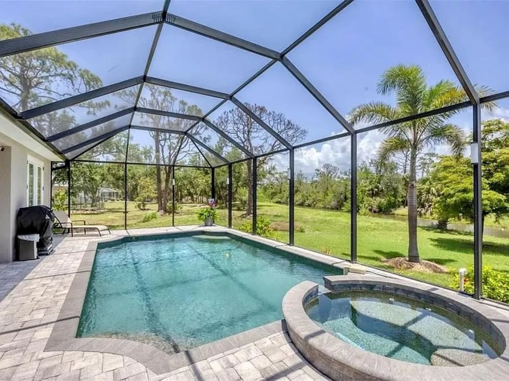 The Sanctuary - Private Pool+spa Vacation Home - Only 5 Minutes To The Gulf Coast! 3 Bedroom Home