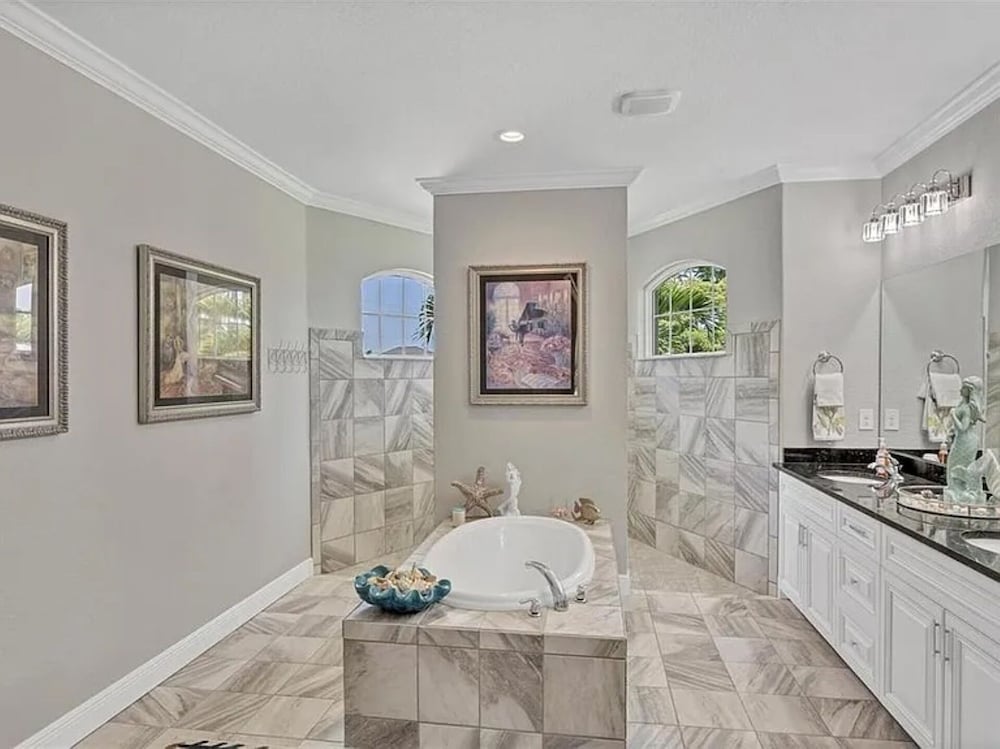 The Sanctuary - Private Pool+spa Vacation Home - Only 5 Minutes To The Gulf Coast! 3 Bedroom Home