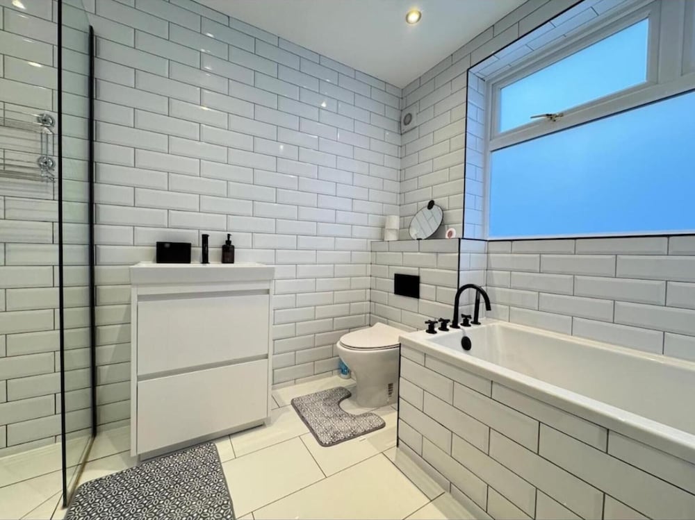 4 Guests - 2 Bedrooms - Parking - 9min City Centre
