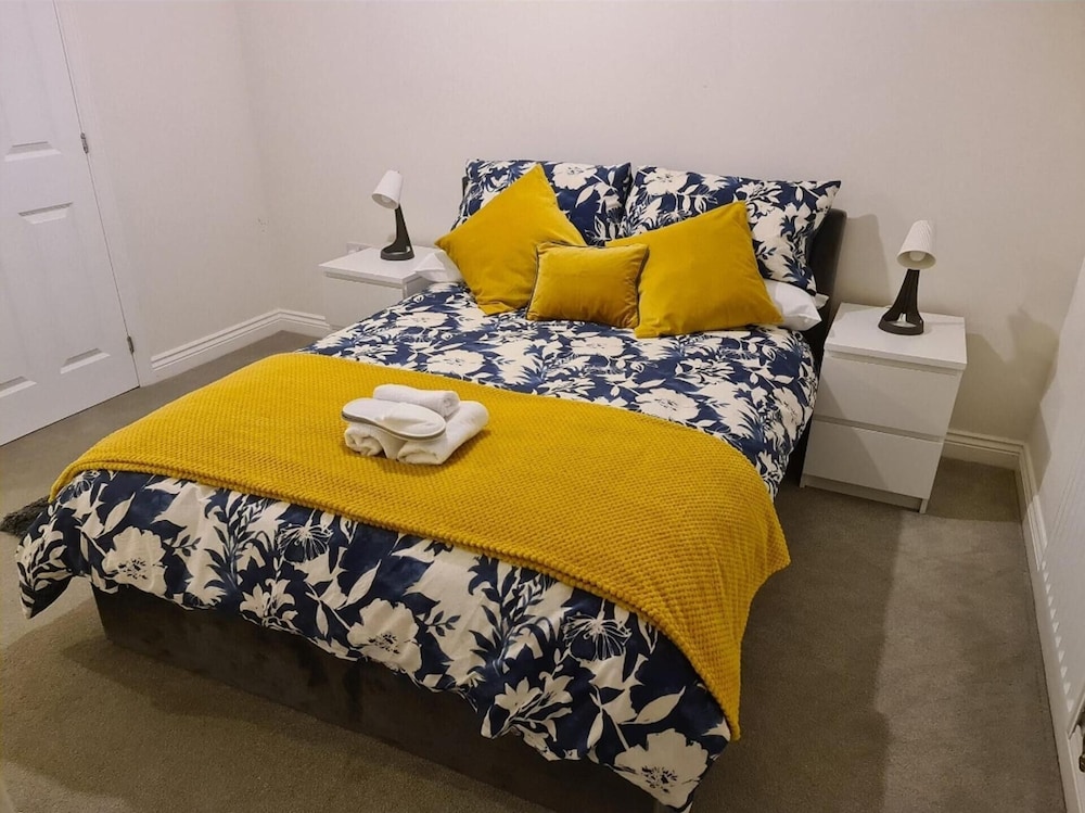 Stunning 3-bed House in Wolverhampton view 2