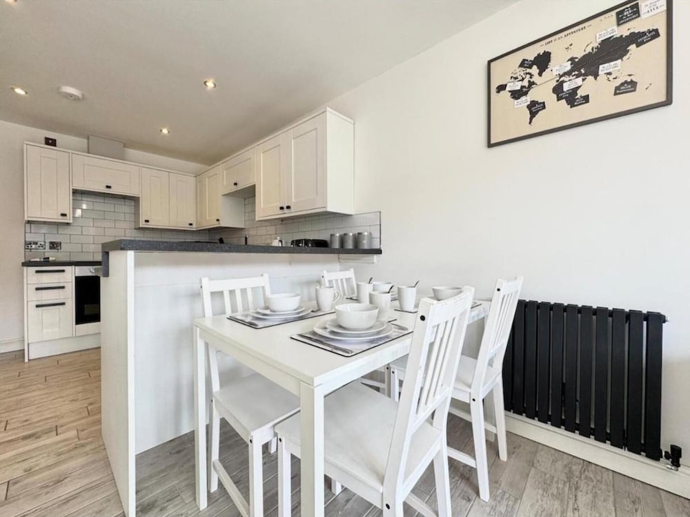 4 Guests - 2 Bedrooms - Parking - 9min City Centre