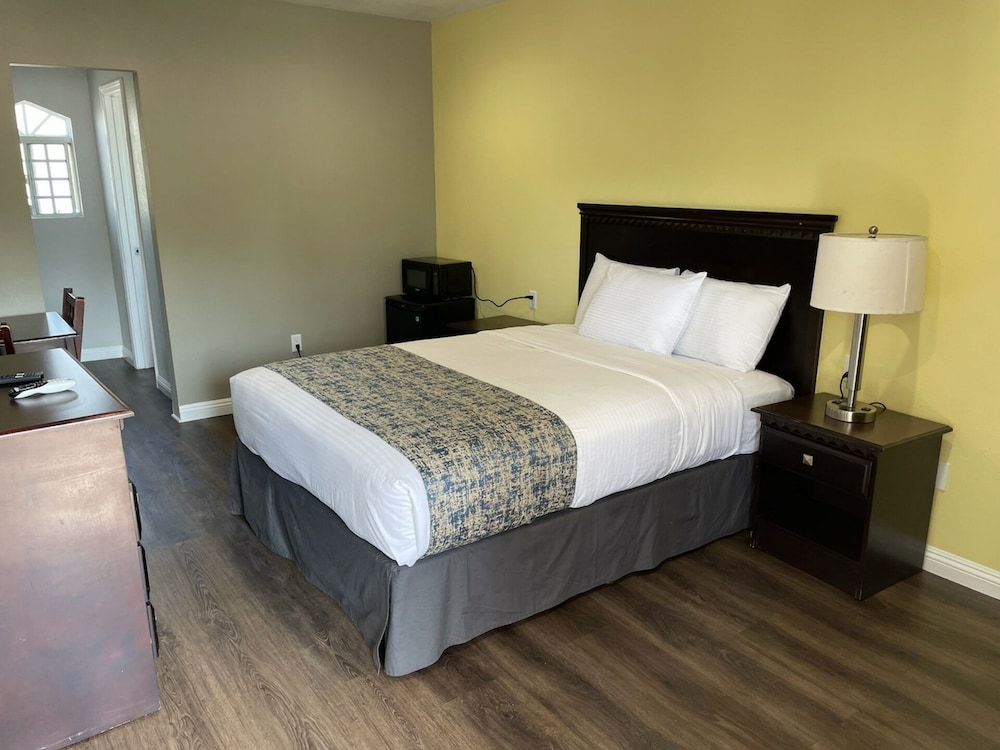 Oak Tree Inn view 5