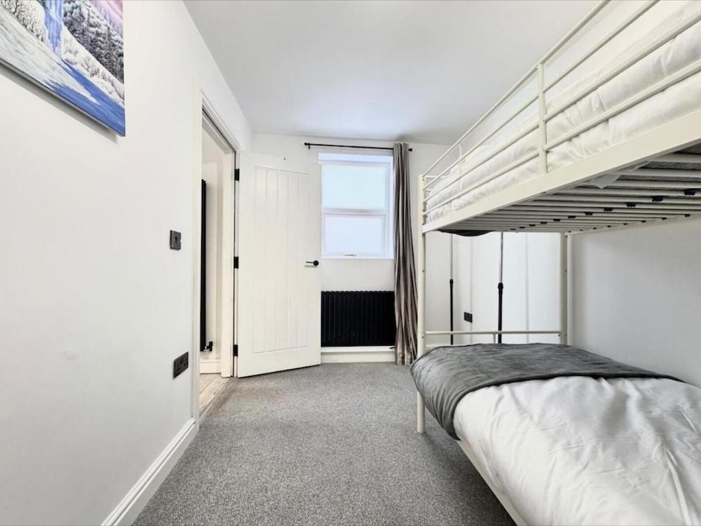 4 Guests - 2 Bedrooms - Parking - 9min City Centre
