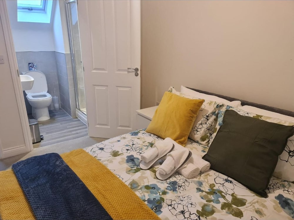 Stunning 3-bed House in Wolverhampton view 5