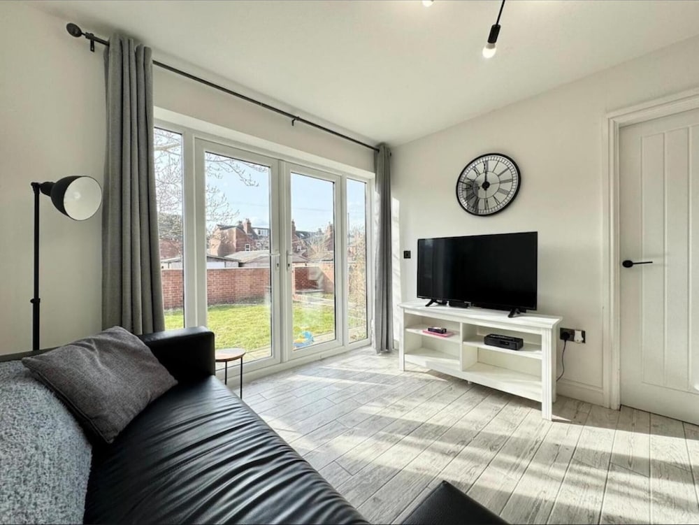 4 Guests - 2 Bedrooms - Parking - 9min City Centre