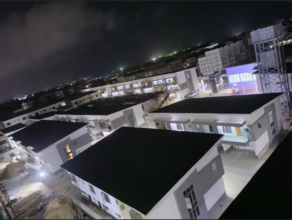 Super Luxurious 1-bed Apartment in Ikate view 5