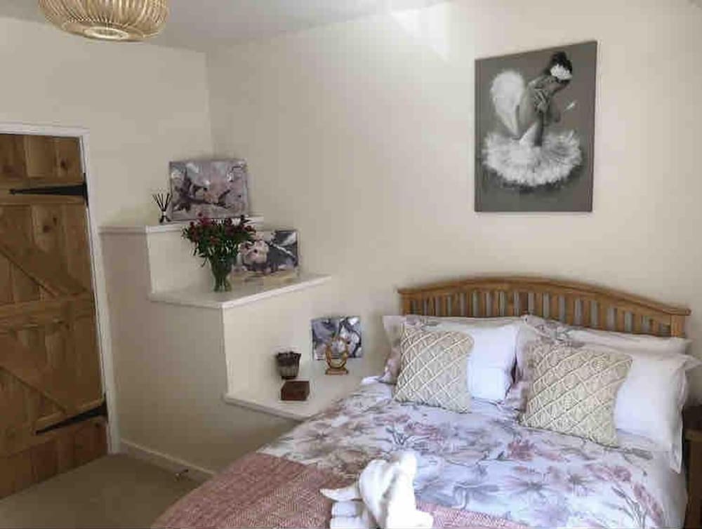 2 Bed Cottage - Sleeps 4 - Parking - Wifi view 4