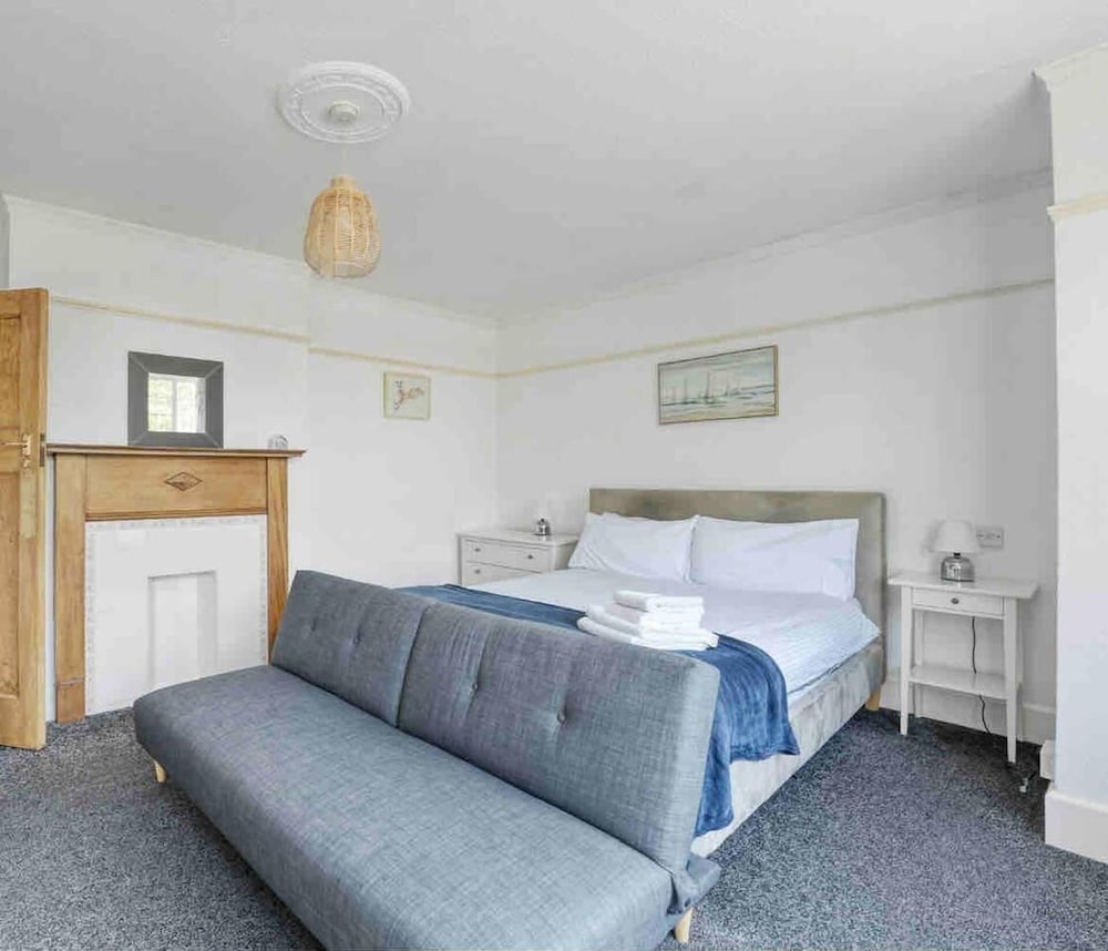 Beautifully Furnished Home - 5 Minutes to the Sea! view 4