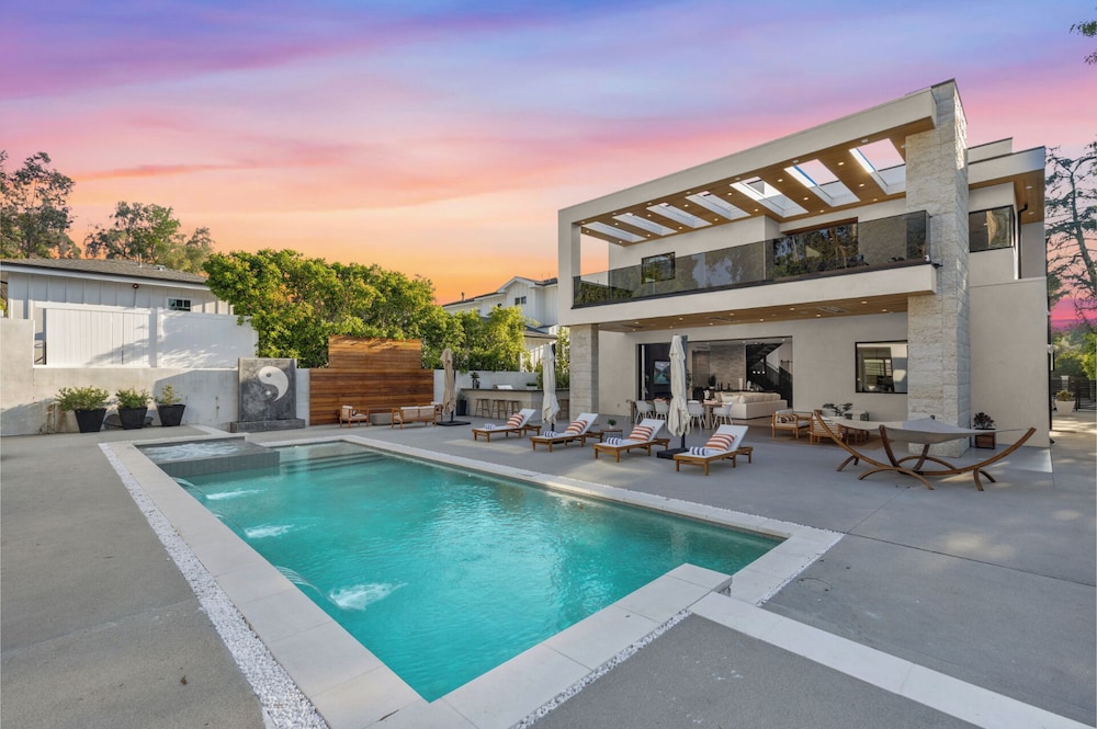 Melvin - Modern Contemporary Estate w/ Backyard + Pool & Spa