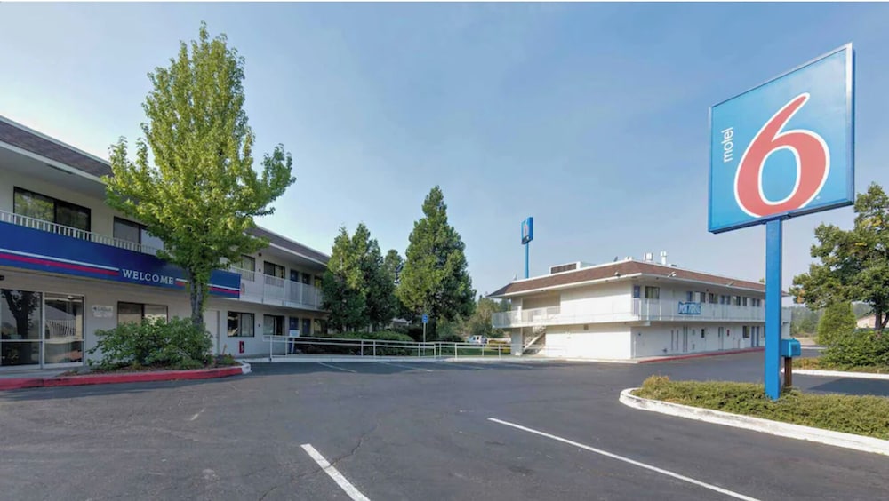 Shasta Vista Inn & Suites