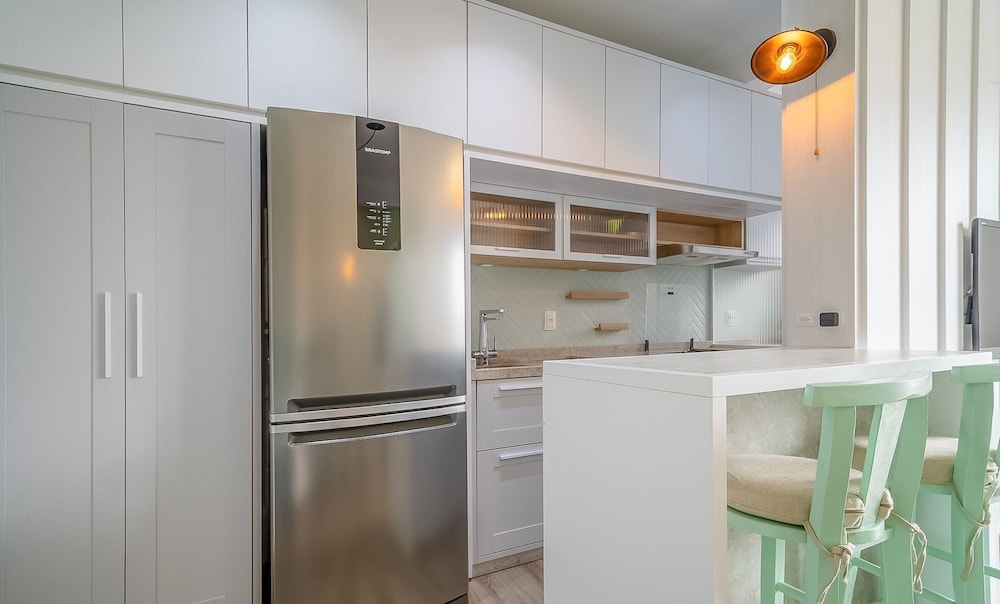 Apt w/ Gourmet Balcony 800m From the Beach Cbe0201
