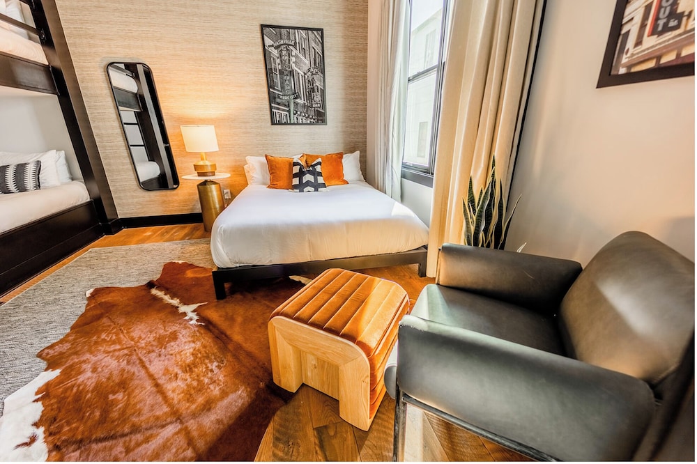 Heart of Gulch - 4 Min to Broadway - Designer Home