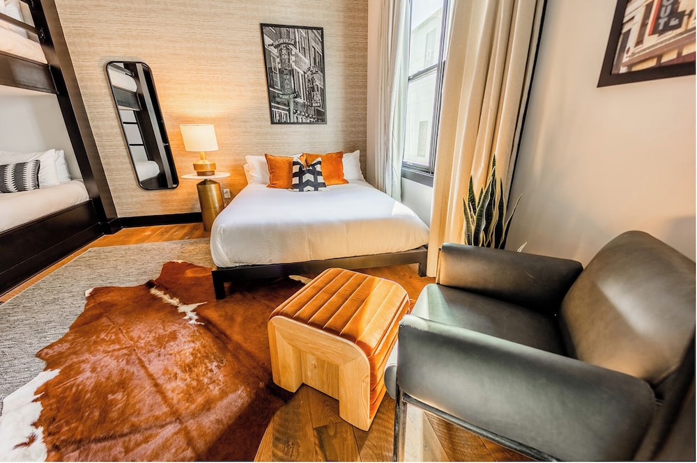 Heart of Gulch - 4 Min to Broadway - Designer Home
