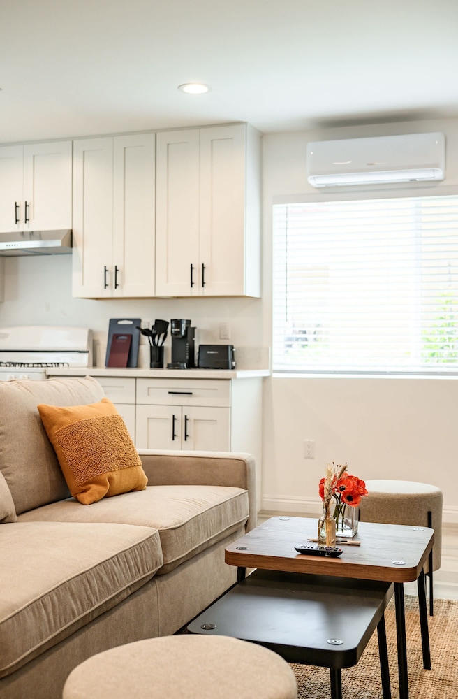 Modern Home Near Pasadena Garage Full Kitchen