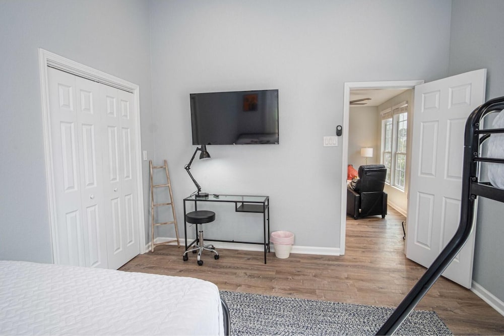 Charming 3BR 2BA Gem Close to Downtown Riverwalk view 4