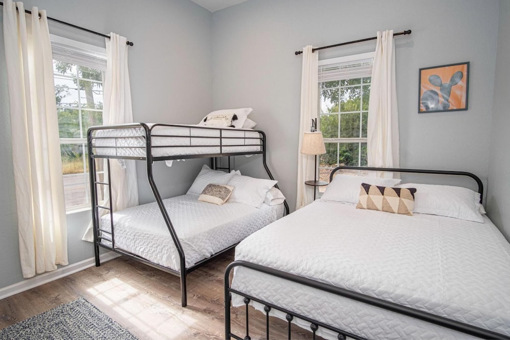 Charming 3BR 2BA Gem Close to Downtown Riverwalk view 3
