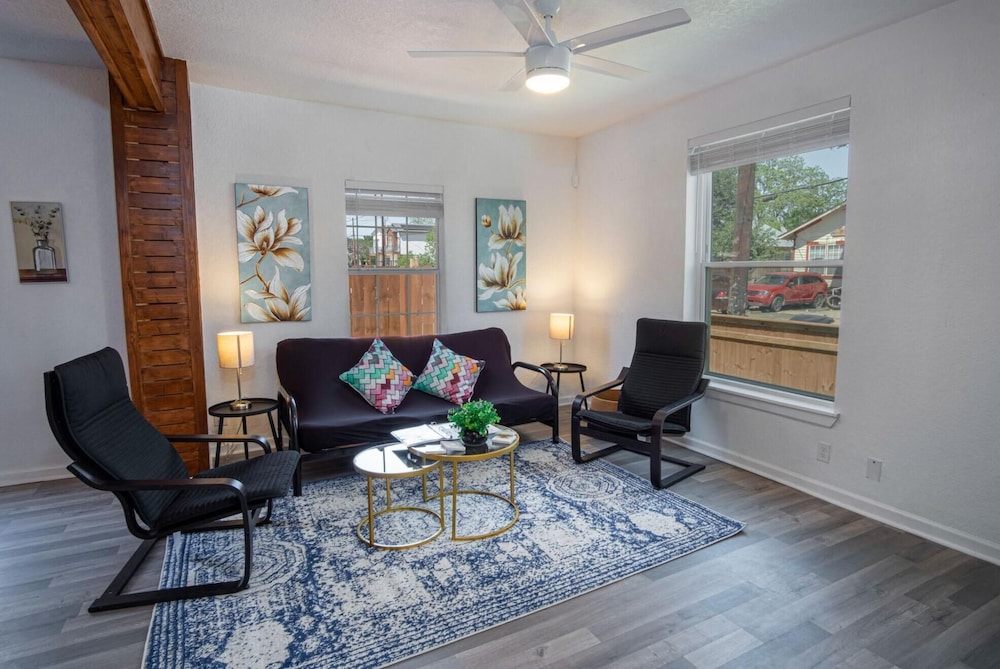 Charming 4BR 2BA Only 5 Mins Downtown Riverwalk view 4