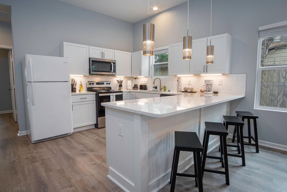 Your Dream Stay 4BR 2BA Near Downtown Riverwalk view 5