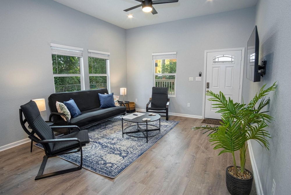 Your Dream Stay 4BR 2BA Near Downtown Riverwalk view 2