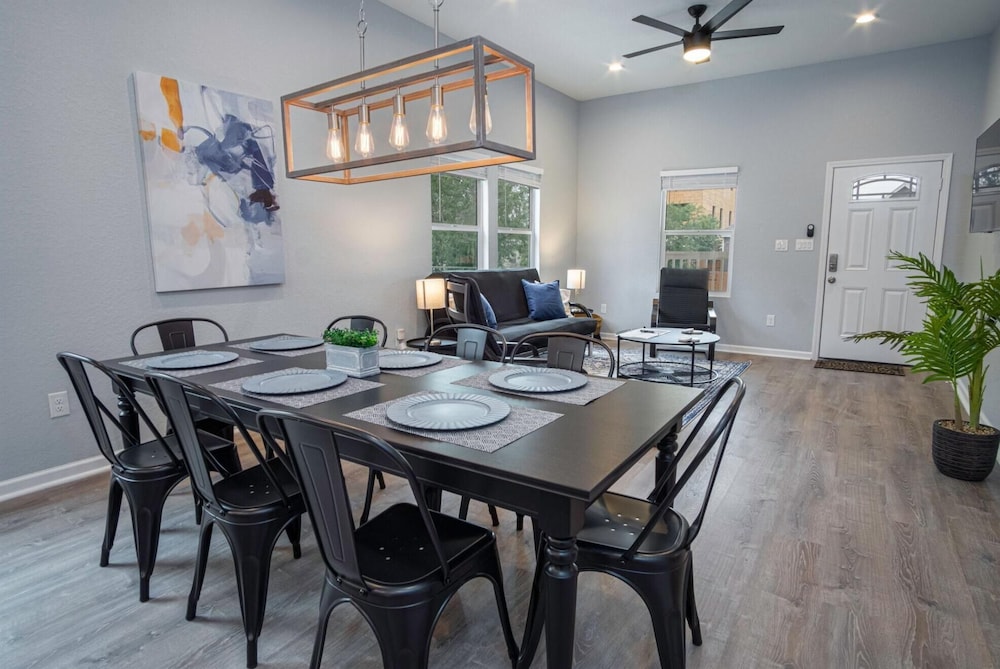 Your Dream Stay 4BR 2BA Near Downtown Riverwalk view 4