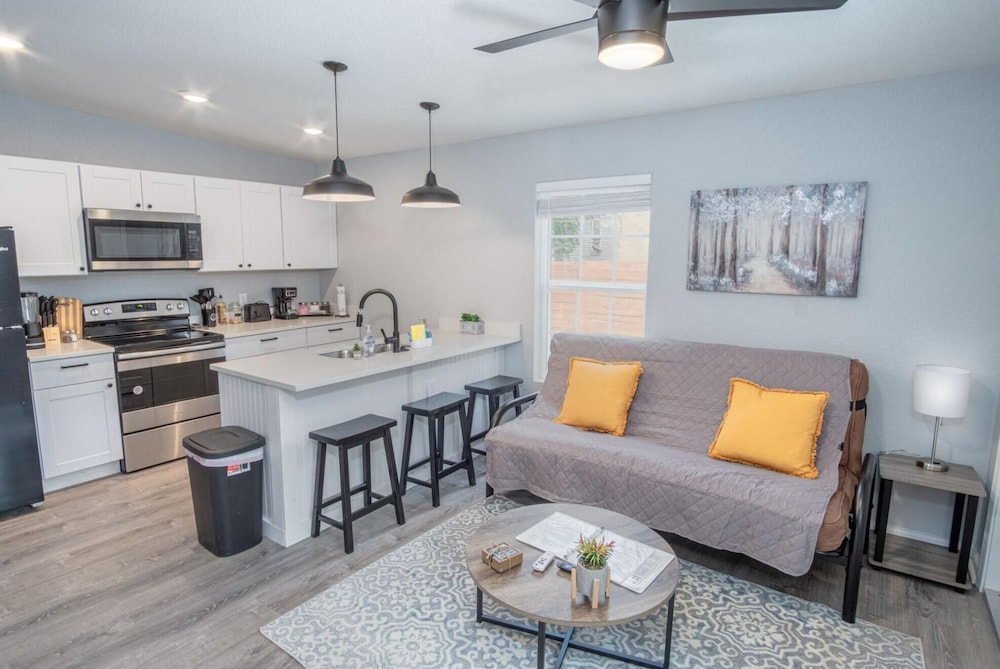 Cozy and Lovely 2BR 1BA Apt B Near Lively Downtown view 3
