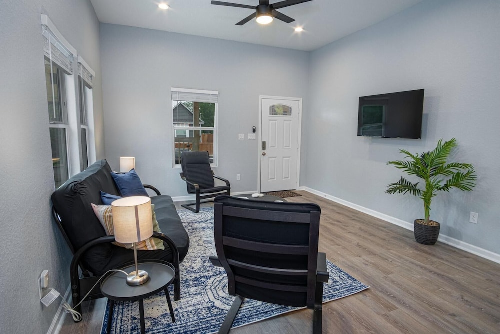 Your Dream Stay 4BR 2BA Near Downtown Riverwalk view 3