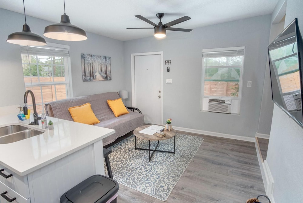 Cozy and Lovely 2BR 1BA Apt B Near Lively Downtown view 4