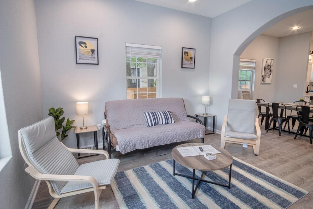 Cozy and Lovely 2BR 2BA Apt A Near Lively Downtown view 4