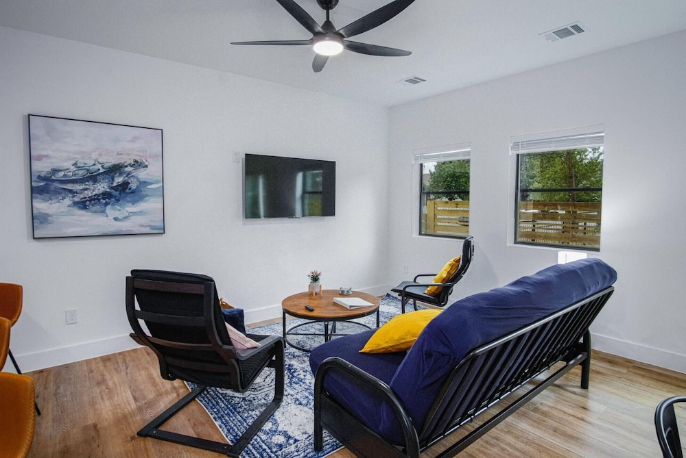 Amazing 3BR 2BA Only 5 Mins From Downtown view 2
