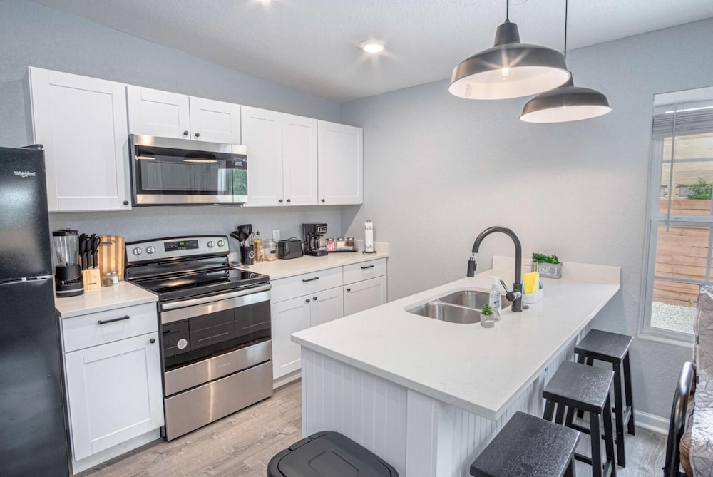 Cozy and Lovely 2BR 1BA Apt B Near Lively Downtown view 5