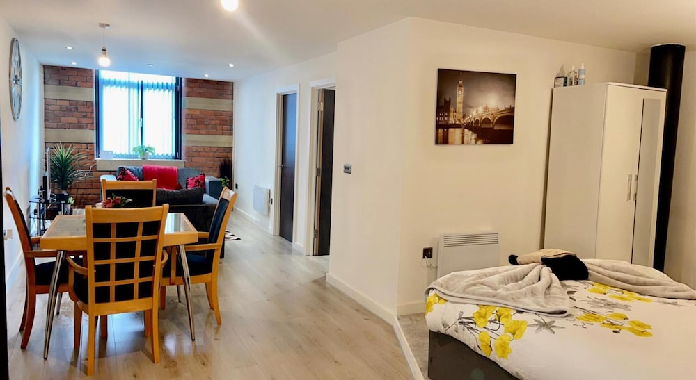 Charming 1-bed Apartment in Bradford City Holiday view 2